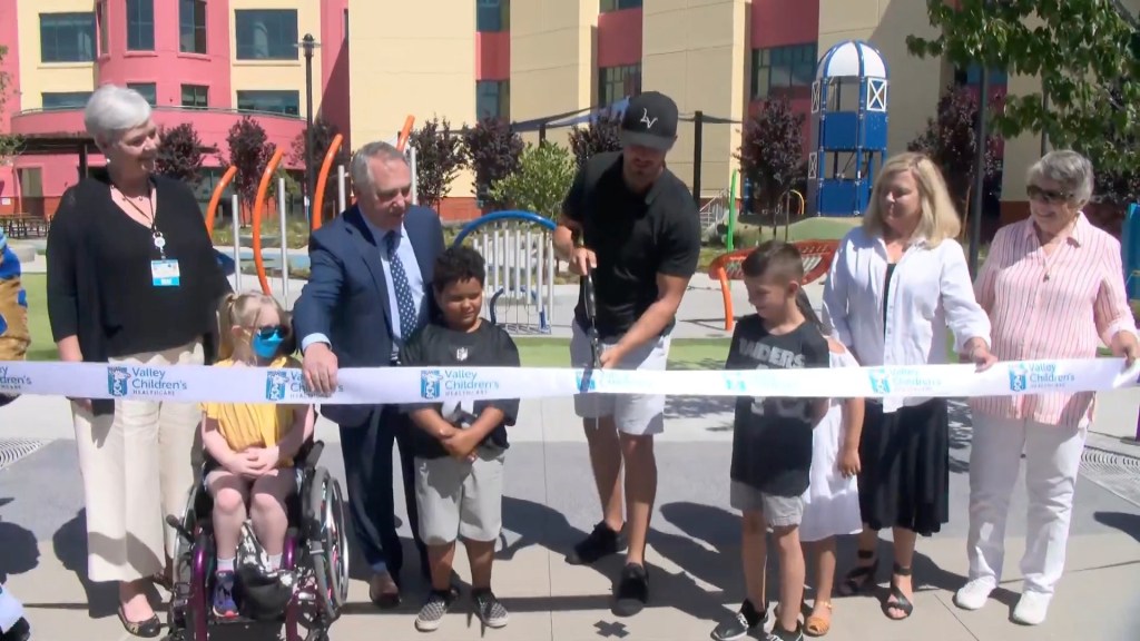 Derek Carr introduces renovated Valley Children’s&nbsp;playground